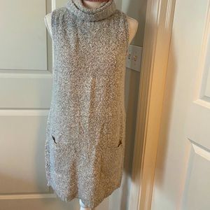 Sleeveless turtle neck sweater w/Pockets